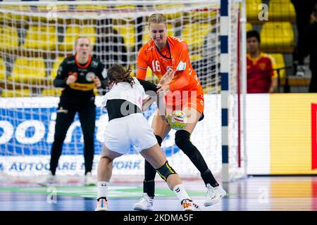 SKOPJE, MAZEDONIEN - 7. NOVEMBER: Kelly Dulfer aus den Niederlanden während der Vorrunde - EHF EURO 2022 Spiel zwischen Nord-Mazedonien und den Niederlanden in der Arena Boris Trajkovski am 7. November 2022 in Skopje, Mazedonien (Foto: Henk Seppen/Orange Picters) Stockfoto