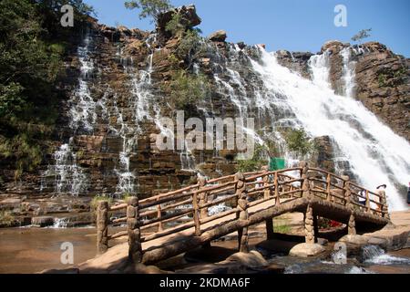 Der Wasserfall Tirathgarh befindet sich im Kanger Valley National Park. Eine weiße Kaskade, dies ist eine der wichtigsten Attraktionen von Jagdalpur Stockfoto