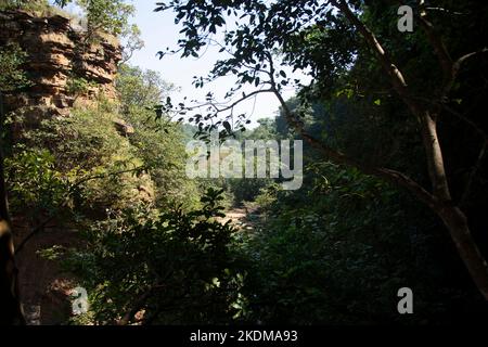 Der Wasserfall Tirathgarh befindet sich im Kanger Valley National Park. Eine weiße Kaskade, dies ist eine der wichtigsten Attraktionen von Jagdalpur Stockfoto