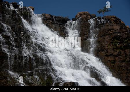 Der Wasserfall Tirathgarh befindet sich im Kanger Valley National Park. Eine weiße Kaskade, dies ist eine der wichtigsten Attraktionen von Jagdalpur Stockfoto