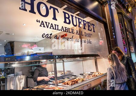 CHINATOWN All you can eat. Preiswertes Essenangebot Chinesische Auswahl an warmen Büfetts „Essen Sie so viel, wie Sie möchten“ Fenster mit Blick auf die Vielfalt der chinesischen Buffetgerichte auf dem Display Wardour Street Chinatown Soho London UK Stockfoto