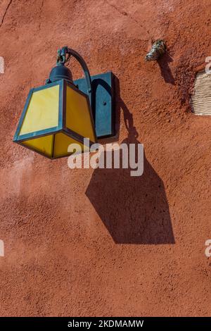 Leuchte im Painted Desert Inn im Pueblo Revival Style im Petrified Forest National Park, Arizona, USA Stockfoto