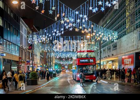 London, Großbritannien. 17. August 2022. Blick auf die Oxford Street mit eingeschalteten Weihnachtslichtern in London. Auf einigen Straßen in London wurden am 2.. November Weihnachtslichter eingeschaltet. Das Vereinigte Königreich wurde vor der Möglichkeit von Stromausfällen in diesem Winter in dem unwahrscheinlichen Szenario, dass die Stromversorgung ausläuft, gewarnt. Das Einkaufsviertel der Oxford Street bietet den ganzen Tag und die ganze Nacht über eine schillernde Ausstellung. In diesem Jahr werden sie jedoch nur von 3:00 Uhr bis 11:00 Uhr eingeschaltet, um weniger Energie zu verbrauchen und Geld zu sparen. Quelle: SOPA Images Limited/Alamy Live News Stockfoto