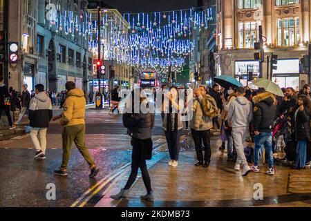 London, Großbritannien. 17. August 2022. Die Leute haben gesehen, wie sie Fotos von Weihnachtslichtern in der Oxford Street in London gemacht haben. Auf einigen Straßen in London wurden am 2.. November Weihnachtslichter eingeschaltet. Das Vereinigte Königreich wurde vor der Möglichkeit von Stromausfällen in diesem Winter in dem unwahrscheinlichen Szenario, dass die Stromversorgung ausläuft, gewarnt. Das Einkaufsviertel der Oxford Street bietet den ganzen Tag und die ganze Nacht über eine schillernde Ausstellung. In diesem Jahr werden sie jedoch nur von 3:00 Uhr bis 11:00 Uhr eingeschaltet, um weniger Energie zu verbrauchen und Geld zu sparen. Quelle: SOPA Images Limited/Alamy Live News Stockfoto