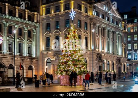 London, Großbritannien. 17. August 2022. Blick auf einen Weihnachtsbaum am Waterloo Place in London. Auf einigen Straßen in London wurden am 2.. November Weihnachtslichter eingeschaltet. Das Vereinigte Königreich wurde vor der Möglichkeit von Stromausfällen in diesem Winter in dem unwahrscheinlichen Szenario, dass die Stromversorgung ausläuft, gewarnt. Das Einkaufsviertel der Oxford Street bietet den ganzen Tag und die ganze Nacht über eine schillernde Ausstellung. Allerdings werden sie in diesem Jahr, um weniger Energie zu verbrauchen und Geld zu sparen, nur von 3:00 Uhr bis 11:00 Uhr eingeschaltet (Foto von Francis Gonzalez/SOPA Images/Sipa USA) Quelle: SIPA USA/Alamy Live News Stockfoto