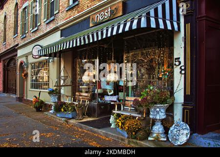 Skaneateles, New York, USA. 4. November 2022. Charmante Geschäfte und Boutiquen im Dorfzentrum von Skaneateles, New York, an einem Herbstmorgen Stockfoto