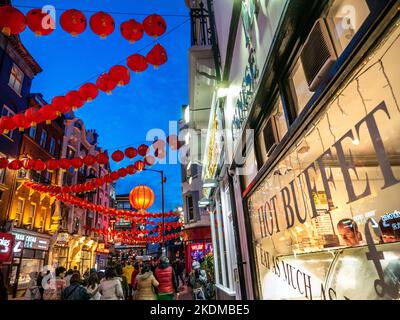 CHINESISCHES ESSEN BUFFET FENSTER SCHILD 'All you can eat' rote traditionelle chinesische Laternen und typisch chinesisches Buffet Fenster im Vordergrund Chinatown Soho London UK Stockfoto