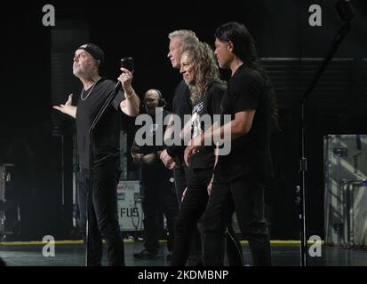 Hollywood, Florida, USA. 06.. November 2022. James Hetfield, Lars Ulrich, Kirk Hammett und Robert Trujillo von Metallica treten während eines besonderen Tribute-Konzerts für Jon und Marsha Zazula von Megaforce Records auf, die Musik von Kill 'EM All und Ride the Lightning bei Hard Rock Live am 6. November 2022 im Seminole Hard Rock Hotel & Casino in Hollywood aufführen, Florida. Kredit: Mpi04/Media Punch/Alamy Live Nachrichten Stockfoto