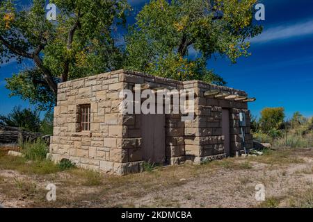 Rustikales NPS-Gebäude an der archäologischen Stätte von Puerco Pueblo im Petrified Forest National Park, Arizona, USA Stockfoto