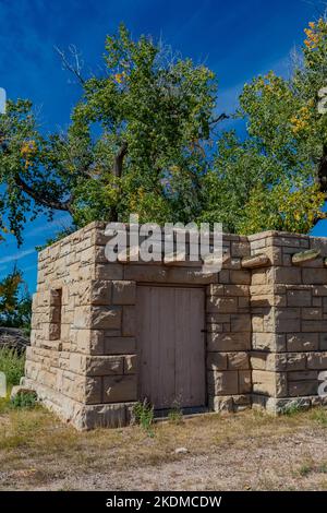 Rustikales NPS-Gebäude an der archäologischen Stätte von Puerco Pueblo im Petrified Forest National Park, Arizona, USA Stockfoto