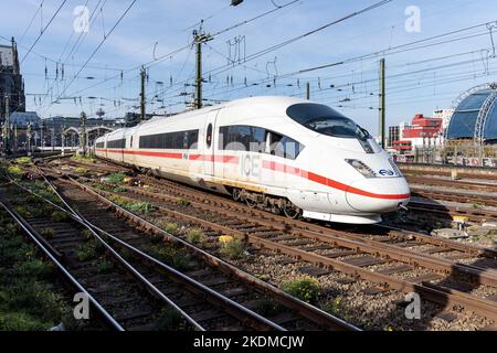 Nederlandse Spoorwegen ICE 3 Hochgeschwindigkeitszug am Kölner Hauptbahnhof Stockfoto