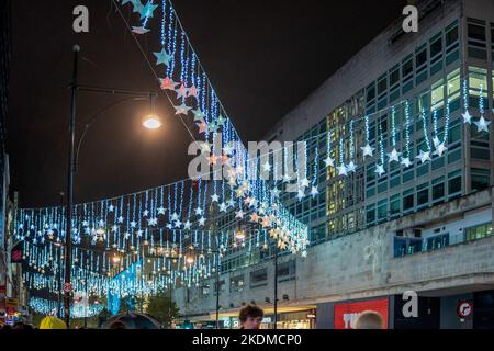 17. August 2022, London, Großbritannien: Blick auf die Oxford Street mit eingeschalteten Weihnachtslichtern in London. Auf einigen Straßen in London wurden am 2.. November Weihnachtslichter eingeschaltet. Das Vereinigte Königreich wurde vor der Möglichkeit von Stromausfällen in diesem Winter in dem unwahrscheinlichen Szenario, dass die Stromversorgung ausläuft, gewarnt. Das Einkaufsviertel der Oxford Street bietet den ganzen Tag und die ganze Nacht über eine schillernde Ausstellung. Allerdings werden sie in diesem Jahr, um weniger Energie zu verbrauchen und Geld zu sparen, nur von 3:00 Uhr bis 11:00 Uhr eingeschaltet. (Foto: © Francis Gonzalez/SOPA Images via ZUMA Press Stockfoto