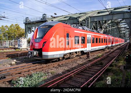 DB Regio Alstom Coradia Continental Zug auf der Hohenzollernbrücke Stockfoto