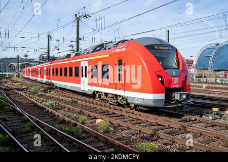 DB Regio Alstom Coradia Continental Zug am Kölner Hauptbahnhof Stockfoto