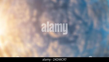 Abstrakt defokussierter, verwackelte Hintergrund Dunkelblauer Sonnenuntergangshimmel mit Stratocumulus-Wolken. Natürliche Himmelsgestaltung. Element des Designs. Sky Ersatz für Stockfoto