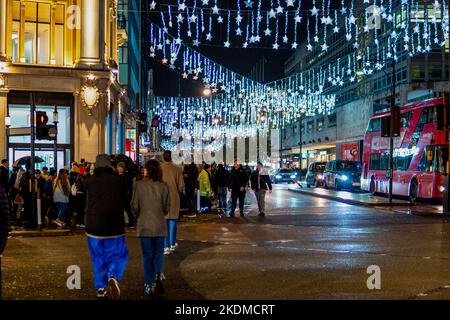 London, Großbritannien. 17. August 2022. Blick auf die Oxford Street mit eingeschalteten Weihnachtslichtern in London. Auf einigen Straßen in London wurden am 2.. November Weihnachtslichter eingeschaltet. Das Vereinigte Königreich wurde vor der Möglichkeit von Stromausfällen in diesem Winter in dem unwahrscheinlichen Szenario, dass die Stromversorgung ausläuft, gewarnt. Das Einkaufsviertel der Oxford Street bietet den ganzen Tag und die ganze Nacht über eine schillernde Ausstellung. Allerdings werden sie in diesem Jahr, um weniger Energie zu verbrauchen und Geld zu sparen, nur von 3:00 Uhr bis 11:00 Uhr eingeschaltet. (Foto: © Francis Gonzalez/SOPA Images via ZUMA Press Stockfoto