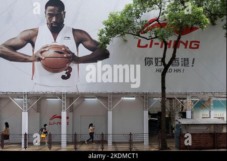 Hongkong, China. 04.. November 2022. Fußgänger kommen an dem chinesischen Geschäft der Marke Li-Ning für Sportbekleidung und Sportausrüstung vorbei, das in Hongkong im Bau ist. (Foto von Sebastian Ng/SOPA Images/Sipa USA) Quelle: SIPA USA/Alamy Live News Stockfoto