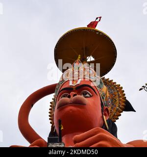 Große Statue von Lord Hanuman in der Nähe der delhi U-Bahn-Brücke in der Nähe von Karol Bagh, Delhi, Indien, Lord Hanuman große Statue berühren Himmel Stockfoto