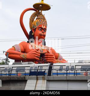 Große Statue von Lord Hanuman in der Nähe der delhi U-Bahn-Brücke in der Nähe von Karol Bagh, Delhi, Indien, Lord Hanuman große Statue berühren Himmel Stockfoto