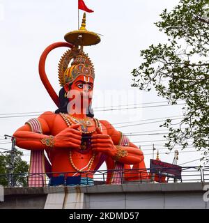 Große Statue von Lord Hanuman in der Nähe der delhi U-Bahn-Brücke in der Nähe von Karol Bagh, Delhi, Indien, Lord Hanuman große Statue berühren Himmel Stockfoto