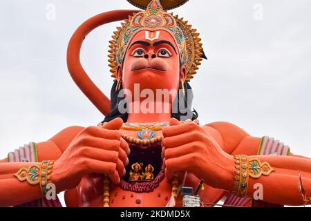 Große Statue von Lord Hanuman in der Nähe der delhi U-Bahn-Brücke in der Nähe von Karol Bagh, Delhi, Indien, Lord Hanuman große Statue berühren Himmel Stockfoto