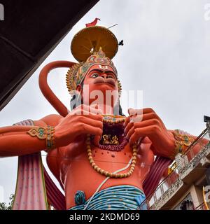 Große Statue von Lord Hanuman in der Nähe der delhi U-Bahn-Brücke in der Nähe von Karol Bagh, Delhi, Indien, Lord Hanuman große Statue berühren Himmel Stockfoto