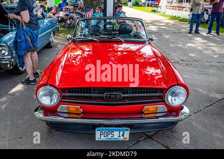 Des Moines, IA - 01. Juli 2022: Hochperspektivische Frontansicht eines 1970 Triumph TR6 Cabriolets auf einer lokalen Automobilmesse. Stockfoto