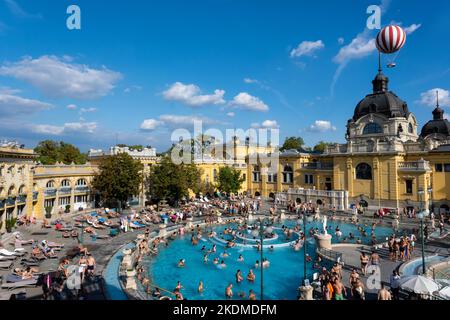 Budapest, Ungarn - 3. September 2022: Innenhof des Szechenyi-Thermalbades, eines ungarischen Thermalbades Stockfoto