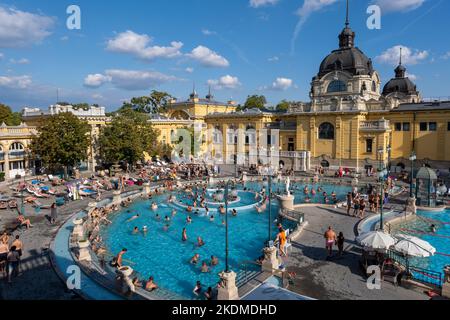 Budapest, Ungarn - 3. September 2022: Innenhof des Szechenyi-Thermalbades, eines ungarischen Thermalbades Stockfoto