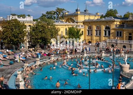 Budapest, Ungarn - 3. September 2022: Innenhof des Szechenyi-Thermalbades, eines ungarischen Thermalbades Stockfoto