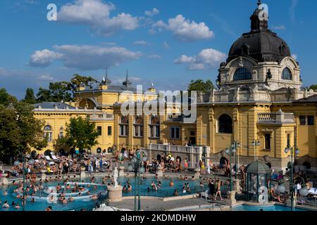 Budapest, Ungarn - 3. September 2022: Innenhof des Szechenyi-Thermalbades, eines ungarischen Thermalbades Stockfoto