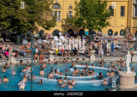 Budapest, Ungarn - 3. September 2022: Innenhof des Szechenyi-Thermalbades, eines ungarischen Thermalbades Stockfoto