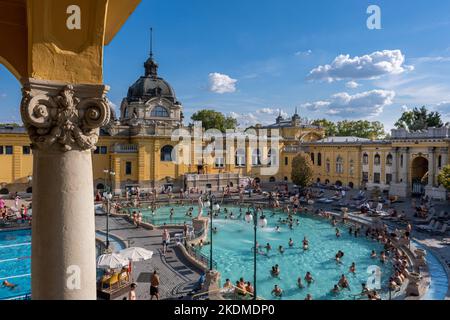 Budapest, Ungarn - 3. September 2022: Innenhof des Szechenyi-Thermalbades, eines ungarischen Thermalbades Stockfoto