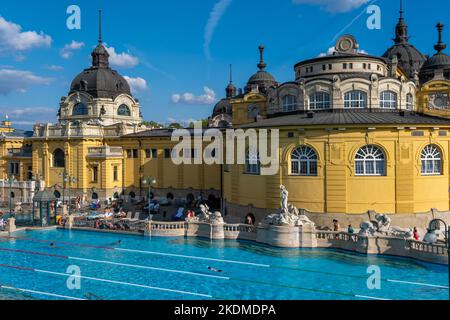 Budapest, Ungarn - 3. September 2022: Innenhof des Szechenyi-Thermalbades, eines ungarischen Thermalbades Stockfoto