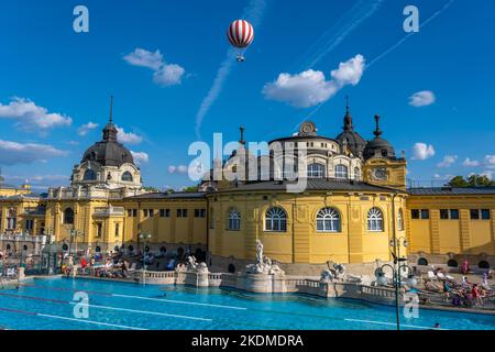 Budapest, Ungarn - 3. September 2022: Innenhof des Szechenyi-Thermalbades, eines ungarischen Thermalbades Stockfoto