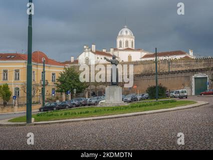 Denkmal für Papst Johannes Paul II. Und Gefängnis in Coimbra - Coimbra, Portugal Stockfoto