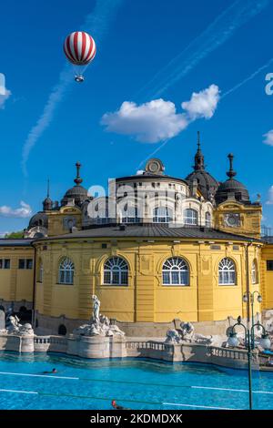 Budapest, Ungarn - 3. September 2022: Innenhof des Szechenyi-Thermalbades, eines ungarischen Thermalbades Stockfoto