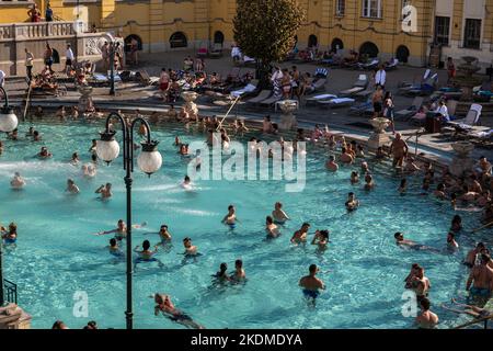 Budapest, Ungarn - 3. September 2022: Innenhof des Szechenyi-Thermalbades, eines ungarischen Thermalbades Stockfoto