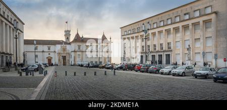 Panoramablick auf den Largo Porta Ferrea Platz an der Universität von Coimbra - Coimbra, Portugal Stockfoto