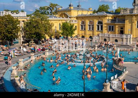 Budapest, Ungarn - 3. September 2022: Innenhof des Szechenyi-Thermalbades, eines ungarischen Thermalbades Stockfoto