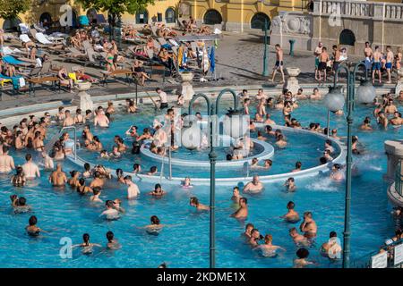 Budapest, Ungarn - 3. September 2022: Innenhof des Szechenyi-Thermalbades, eines ungarischen Thermalbades Stockfoto