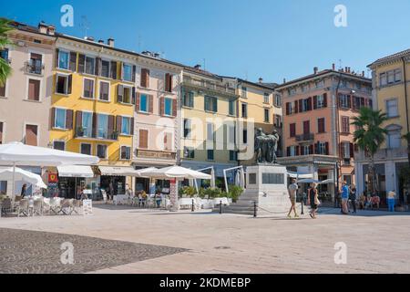 Salo Gardasee, Blick im Sommer auf die Menschen zu Fuß auf der Piazza della Vittorio Monumento ai Caduti in der malerischen Stadt am See von Salo, Italien Stockfoto