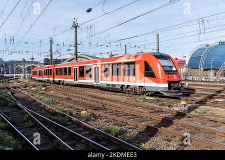 vareo Alstom Coradia lint 81 Zug am Kölner Hauptbahnhof Stockfoto