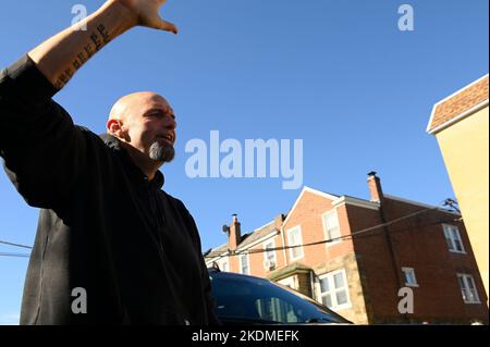 Philadelphia, Usa. 07.. November 2022. Einen Tag vor den Midterm-Wahlen macht der für den US-Senat nominierte Abgeordnete John Fetterman einen Wahlkampfstopp, um am 7. November 2022 im Außenbüro des US-Kongressabgeordneten Dwight Evans im Viertel West Oak Lane in Philadelphia, PA, Freiwillige zu begrüßen. (Quelle: Bastiaan Slabbers/OOgImages) Stockfoto