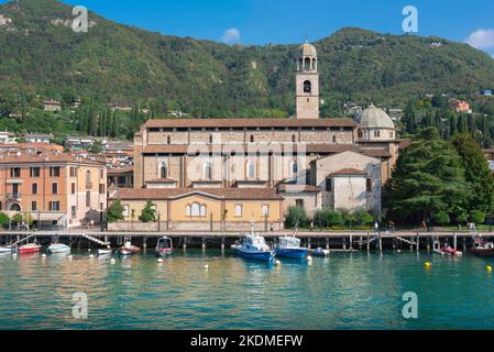 Kathedrale von Salo, Blick im Sommer auf den Duomo di Santa Maria Annunziata in der malerischen Stadt am See von Salo, Gardasee, Lombardei, Italien Stockfoto