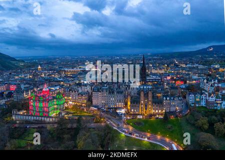 Luftaufnahme von der Drohne des Mounds in der Altstadt von Edinburgh in der Abenddämmerung, Edinburgh, Schottland, Großbritannien Stockfoto