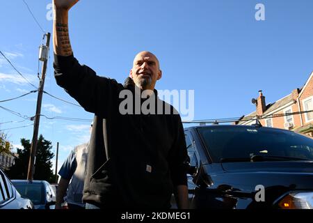 Einen Tag vor den Midterm-Wahlen macht der für den US-Senat nominierte Abgeordnete John Fetterman einen Wahlkampfstopp, um am 7. November 2022 im Außenbüro des US-Kongressabgeordneten Dwight Evans im Viertel West Oak Lane in Philadelphia, PA, Freiwillige zu begrüßen. (Quelle: Bastiaan Slabbers/OOgImages) Stockfoto