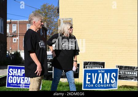 Einen Tag vor den Midterm-Wahlen macht der für den US-Senat nominierte Abgeordnete John Fetterman einen Wahlkampfstopp, um am 7. November 2022 im Außenbüro des US-Kongressabgeordneten Dwight Evans im Viertel West Oak Lane in Philadelphia, PA, Freiwillige zu begrüßen. (Quelle: Bastiaan Slabbers/OOgImages) Stockfoto