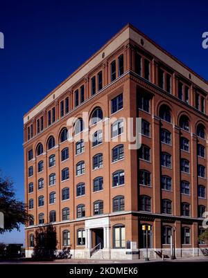 Blick auf das Texas School Book Depository in Dallas, Texas, aus dem Lee Harvey Oswald laut Warren Commission Präsident John F. Kennedy erschoss. Stockfoto