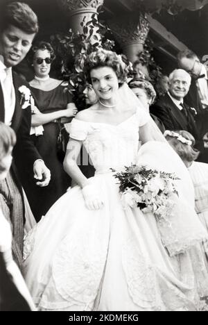 John F. Kennedy und Jackie Kennedy in ihrem Hochzeitskleid, 12. September 1953. Stockfoto